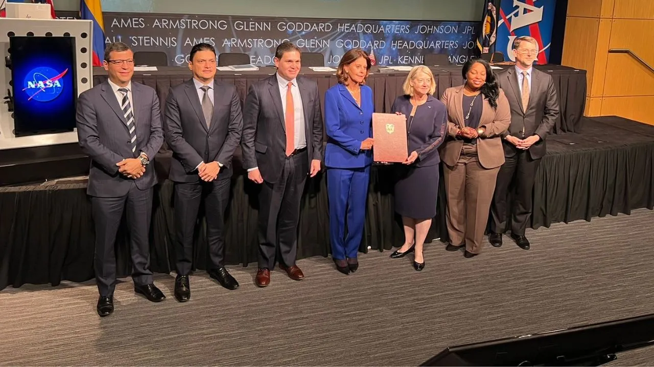 Momento de la adhesión de Colombia a los acuerdos Artemis con la firma de la vicepresidenta de la época, Marta Lucía Ramírez.